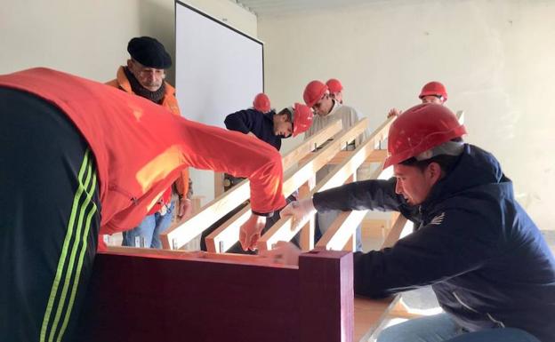 Ciudad Rodrigo enseña la técnica del montaje de los tablados de la plaza
