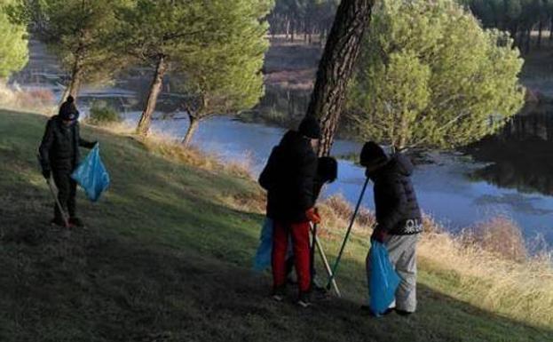 Patrullas ciudadanas para retirar basura junto al río en Íscar