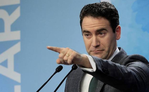 García Egea toca el himno de España al órgano para felicitar el año a Puigdemont