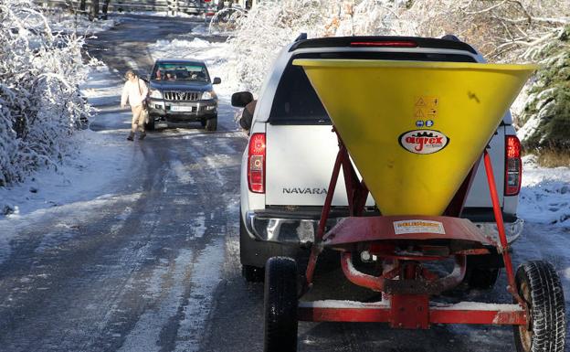 El hielo dificulta la circulación en siete carreteras de Segovia