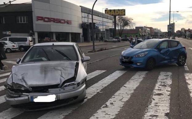 Se salta un semáforo en rojo y choca contra otro vehículo en Valladolid