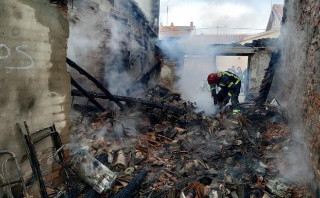 Un incendio calcina un garaje de la localidad vallisoletana de Traspinedo