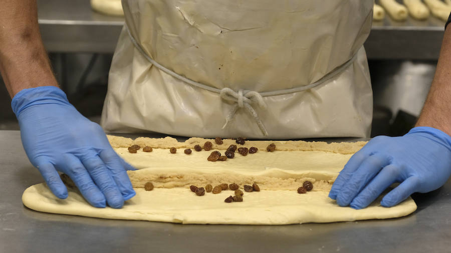 Así se prepara un roscón de reyes artesanal