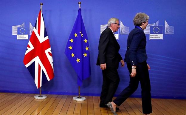 Juncker y May estarán en contacto la próxima semana, crucial para el 'brexit'