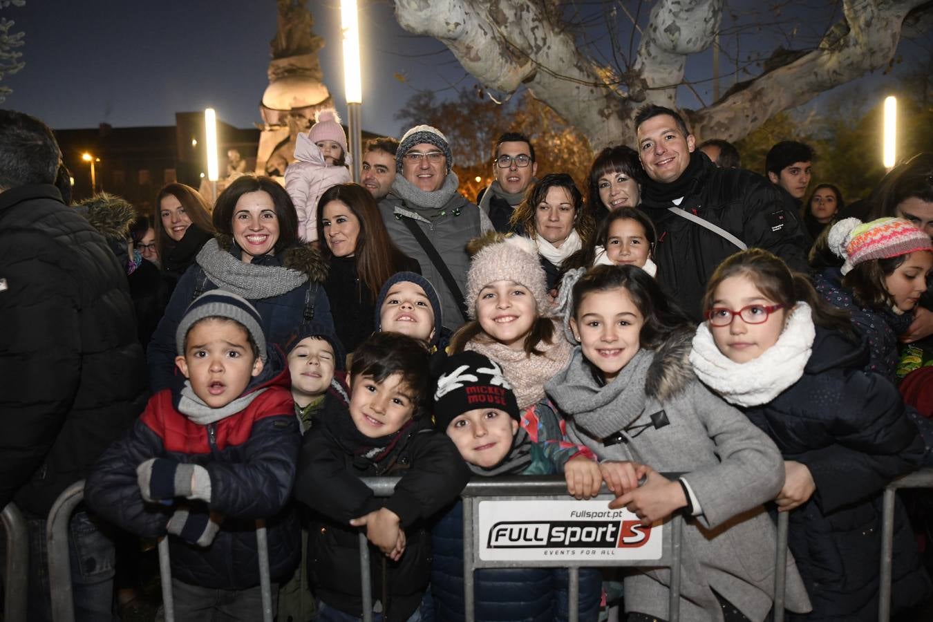 Público en la cabalgata de Reyes de Valladolid (2/4)