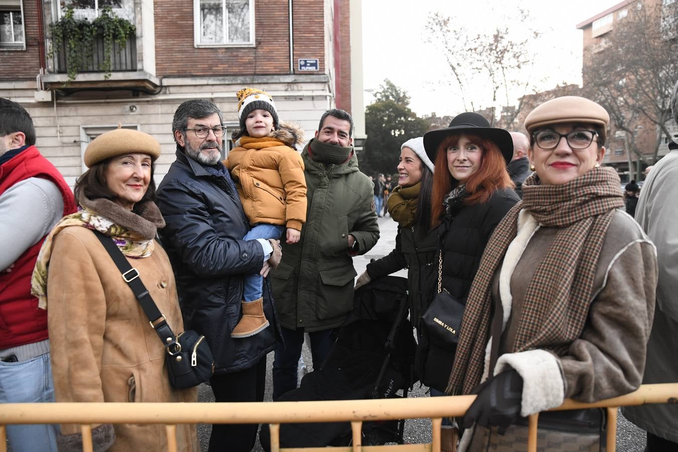 Público en la cabalgata de Reyes de Valladolid (3/4)