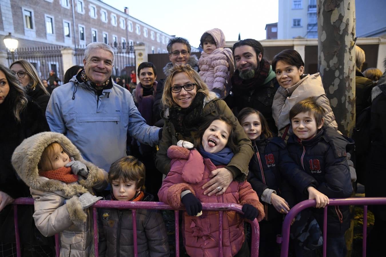 Público en la cabalgata de Reyes de Valladolid (4/4)