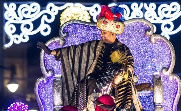 Miles de niños acompañan a los Reyes Magos en la Cabalgata previa a una noche de regalos