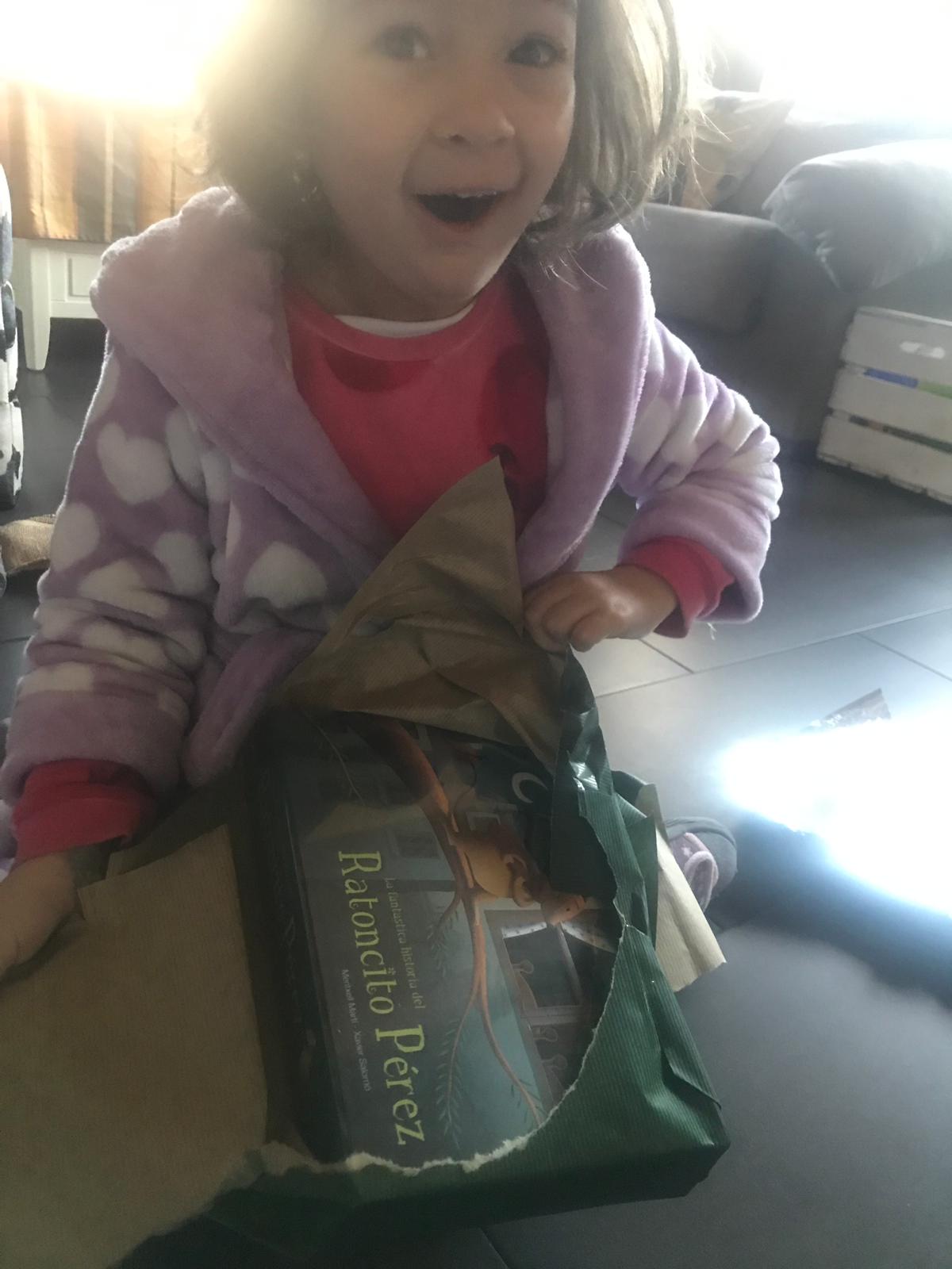 Niños de Valladolid abren sus regalos de Reyes