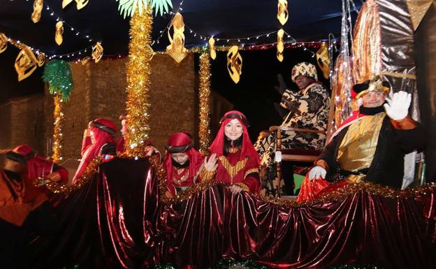 Los Reyes Magos desfilan por los pueblos de Segovia