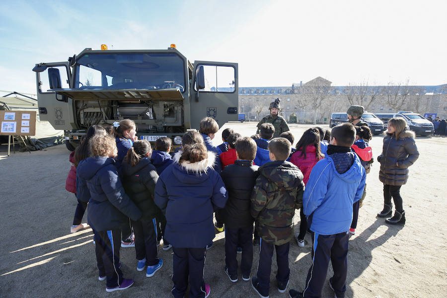 El Ejército y las fuerzas de seguridad visitan el colegio San Agustín de Salamanca