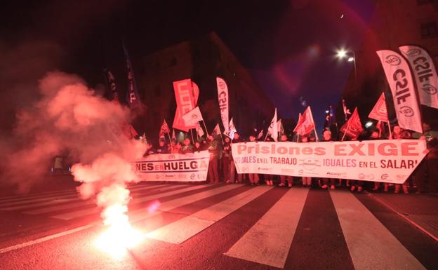 Los trabajadores de la cárcel de Topas llevan a la calle sus protestas