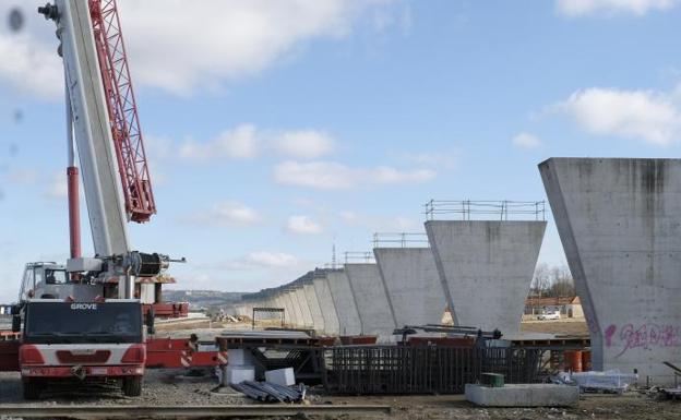 El viaducto de Los Tramposos para el tren de mercancías en Valladolid estará a finales de agosto