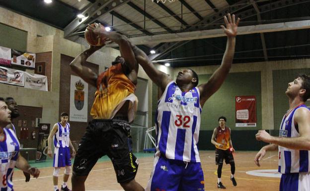 El Aquimisa Carbajosa confirma su mejoría ante uno de los colíderes del grupo (70-54)
