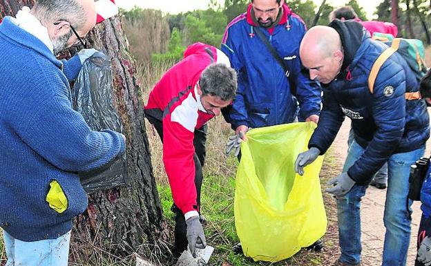 El proyecto Libera recoge 186 kilos de basura en los pinares de Mata de Cuéllar