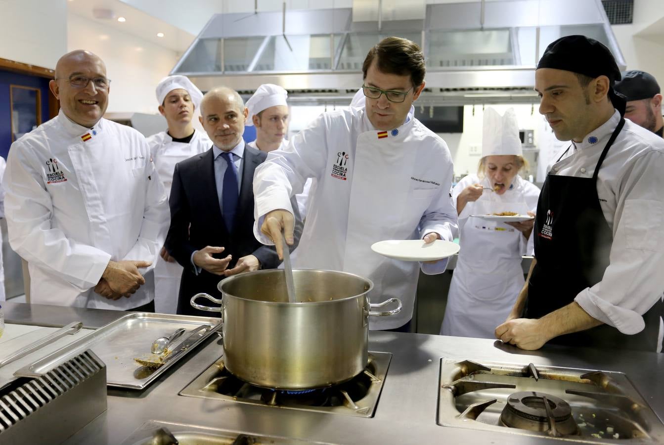 Alfonso Fernández Mañueco visita la Escuela Internacional de Cocina de Valladolid