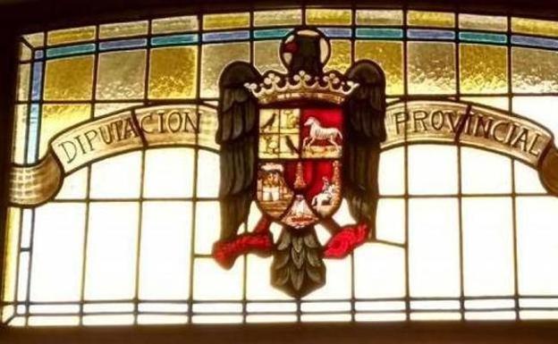 Tres estudios determinan que las vidrieras de la Diputación de Ávila no incumplen la Ley de Memoria Histórica
