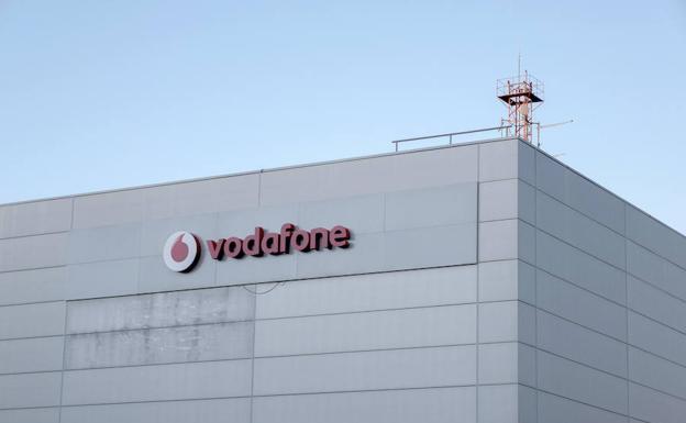 Los sindicatos convocan paros parciales para protestar contra los 1.200 despidos de Vodafone
