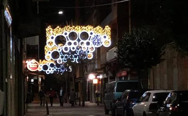 Olvidan apagar las luces de Navidad en una calle de Valladolid