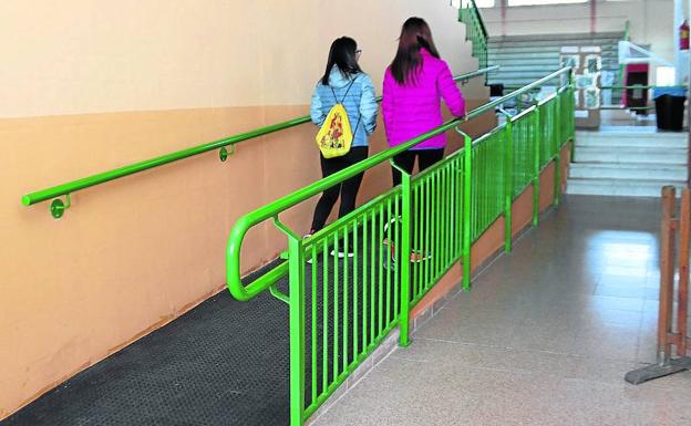 Una inversión de 17.500 euros mejora la accesibilidad y los aseos en el pabellón