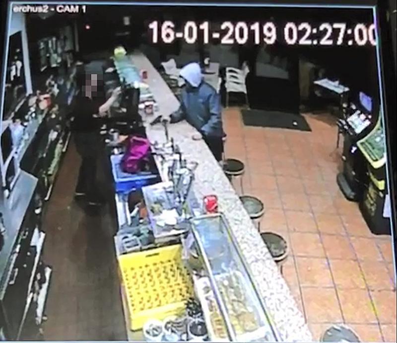 Vídeo: atraca a punta de pistola el bar Erchus 2 de San Pablo y huye con 3.000 euros