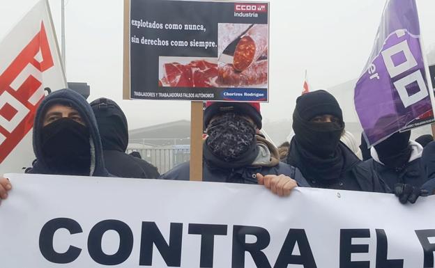 Los falsos autónomos desafían a «las amenazas» de multas de 900 euros y paralizan la actividad de Embutidos Rodríguez