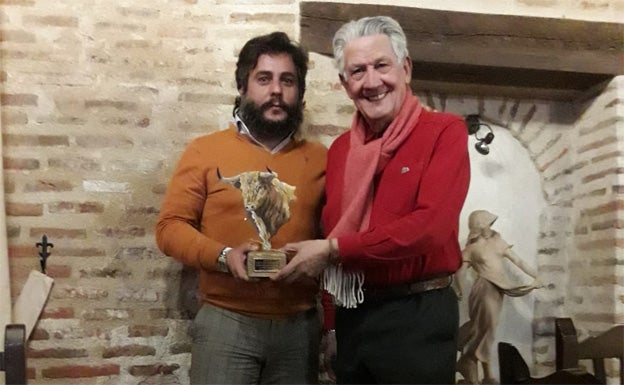 José Chacón recibe el premio al mejor par de banderillas de la Feria de Arévalo