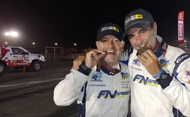 Carranza celebra su éxito en el Dakar