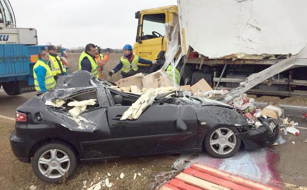 Milagroso accidente: un camión vuelca, aplasta a un vehículo y el conductor sale ileso