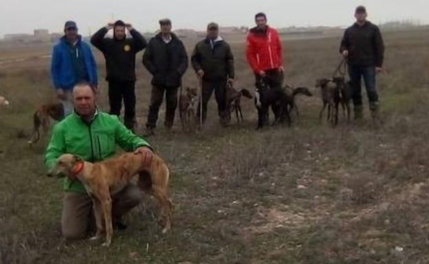 «A 'Pelaya' le encanta la liebre, es una galga que siempre va al límite y tiene mucha codicia»