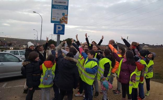 Una nueva placa ensalza la renovación de Villamayor del título Ciudad Amiga de la Infancia