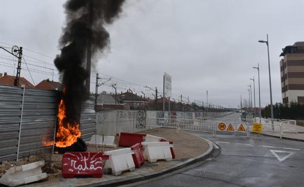 Arden varios neumáticos junto a las obras del túnel de Pilarica, en Valladolid