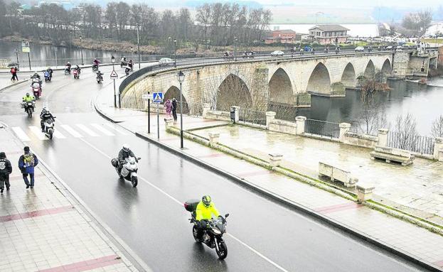 El agua no apaga el rugir de los más de 11.000 motoristas de Motauros