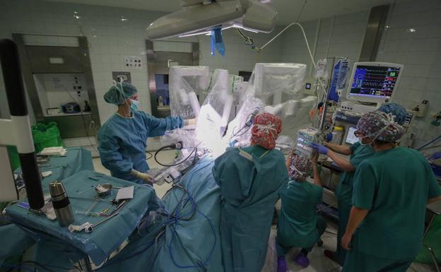 El robot 'Da Vinci' del hospital de Salamanca alcanza sus primeras 55 operaciones
