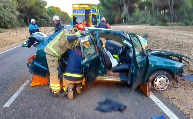Una mujer herida grave en el vuelco de un turismo en la carretera de Puente Duero a Valdestillas