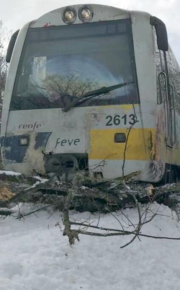Un tren de Feve encalla en la nieve a un kilómetro de su destino y los pasajeros terminan el recorrido a pie