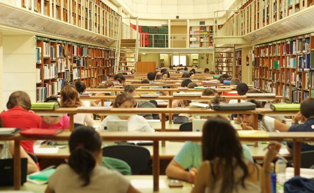 Usuarios de la Biblioteca de Castilla y León, en la sala de lectura. /KIKE GÃMEZ