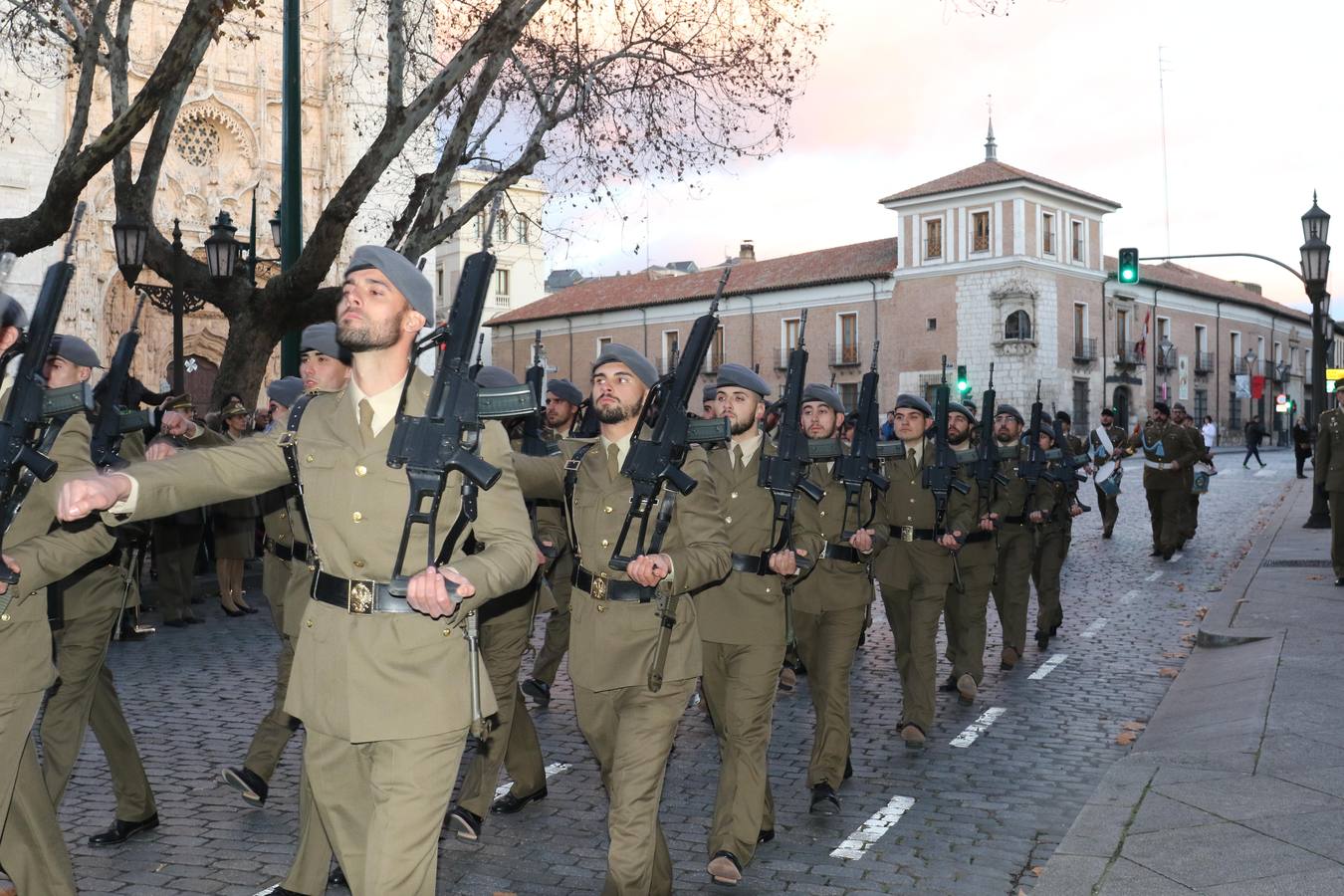 Los periodistas protagonizan el arriado de la bandera en el Palacio Real
