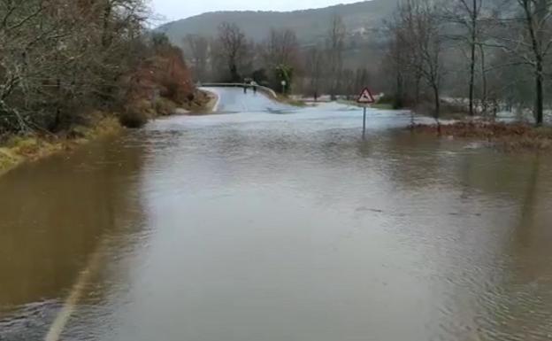 El Nela se desborda en Villarcayo, mientras el Trueba y el Ebro están en alerta