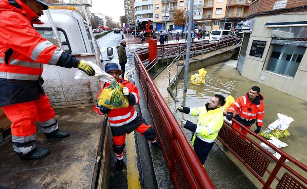 La crecida del Ebro obliga a desalojar vecinos, cortar calles y cerrar dotaciones públicas en Miranda