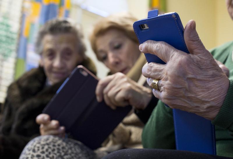 Los mayores de Valladolid cambian el paso: quieren tecnología, inglés y yoga