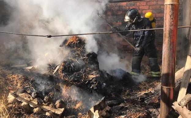 Los bomberos sofocan un incendio en el merendero de una vivienda de Bolaños de Campos