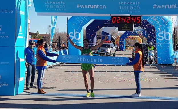 El salmantino Alberto Bravo se impone en el Marató Tarragona 2019