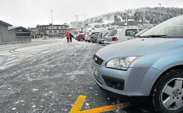 Madrid acapara el 77% de la oferta de aparcamientos en el Parque de Guadarrama