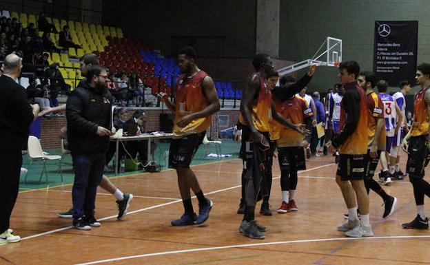 El Aquimisa Carbajosa logra un triunfo de valor en Porriño ante un rival directo (66-70)