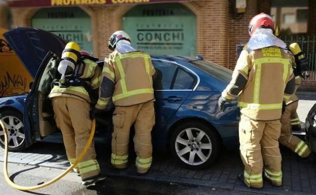 Arde un vehículo en la calle Doctor Moreno de Valladolid