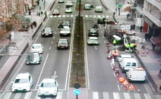 Cortes de carriles en el paseo Hospital Militar y avenida de Irún por reparaciones de fugas de agua