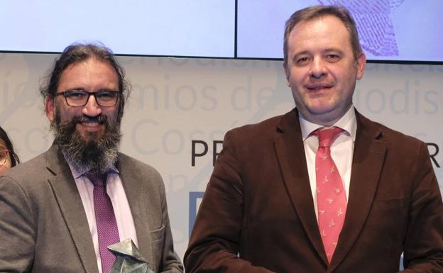 Antonio García Encinas, periodista de El Norte, recoge el premio Cossío en la modalidad digital