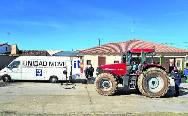 Los vehículos agrícolas que circulen a más de 40 por hora deberán pasar su primera ITV a los cuatro años