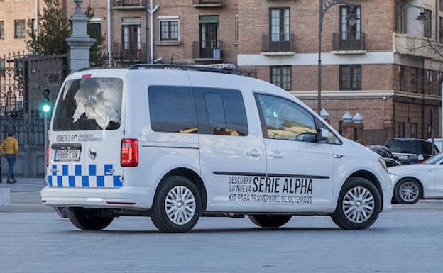 La Policía de Valladolid patrulla durante una semana con un singular furgón de transporte de detenidos